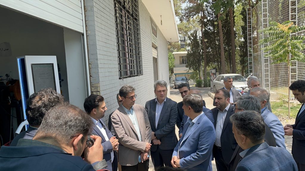 بازدید رئیس دانشگاه اصفهان و مدیرعامل فولاد مبارکه اصفهان از شرکت تسلا قدرت ایرانیان بازدید رئیس دانشگاه اصفهان و مدیرعامل فولاد مبارکه اصفهان از شرکت تسلا قدرت ایرانیان
